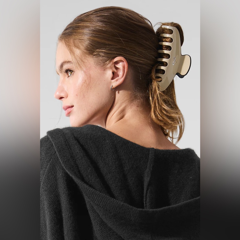 Alo Outline Claw Clip Limited: Macadamia/Black